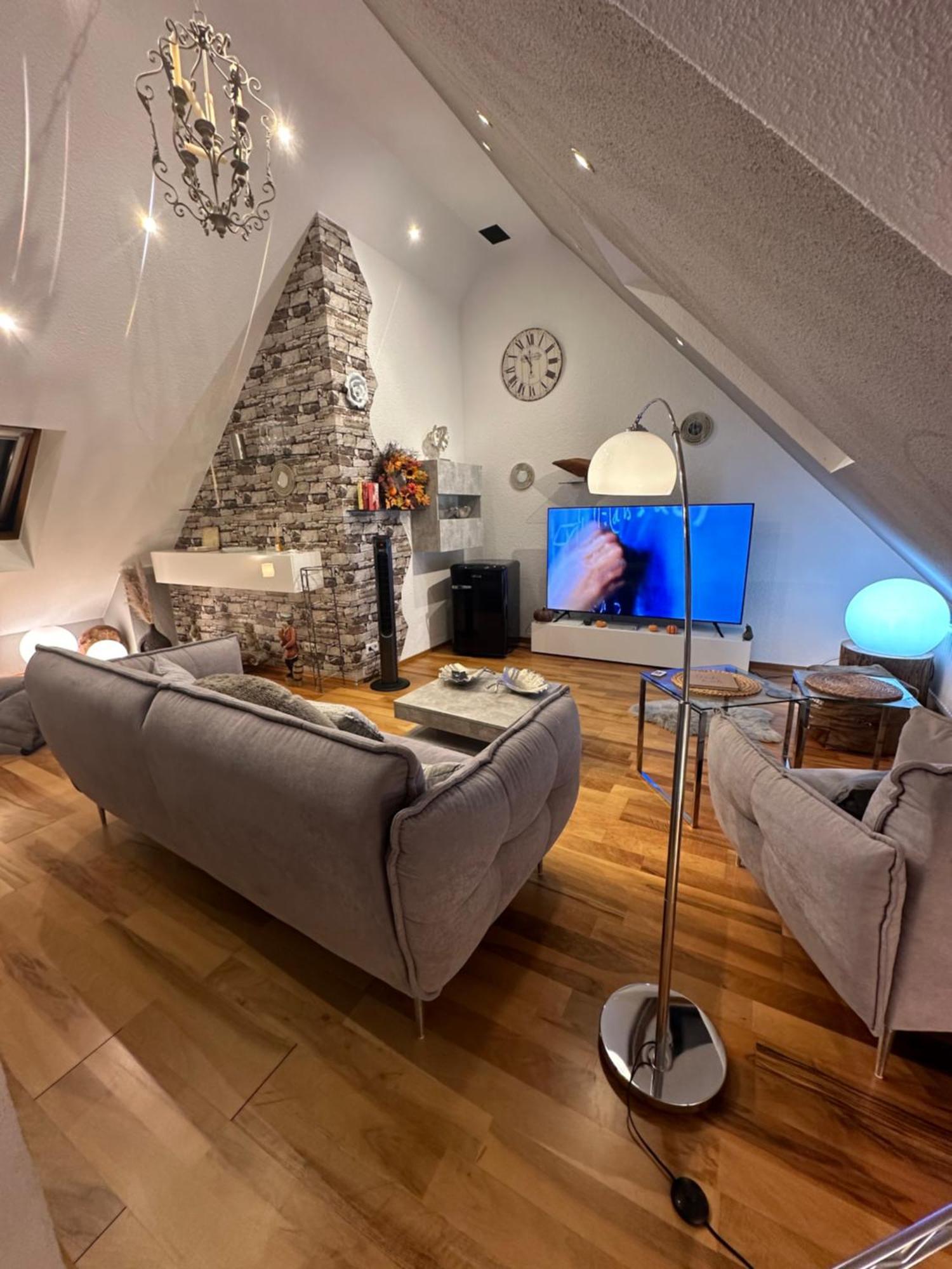 Zentrale Maisonette Mit Buero & Parkplatz Griesheim  Buitenkant foto