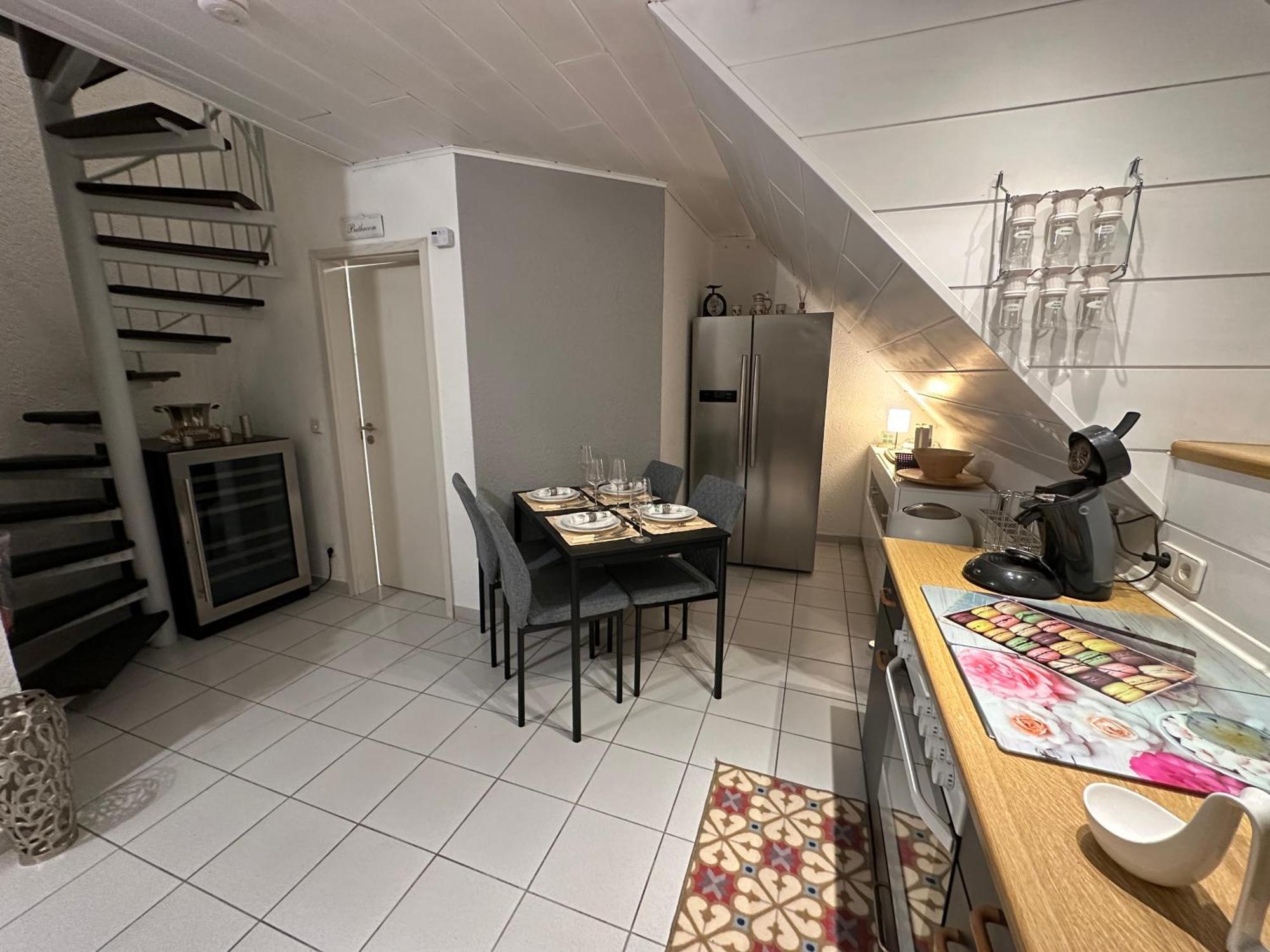 Zentrale Maisonette Mit Buero & Parkplatz Griesheim  Buitenkant foto
