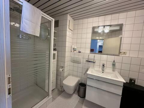 Zentrale Maisonette Mit Buero & Parkplatz Griesheim  Buitenkant foto