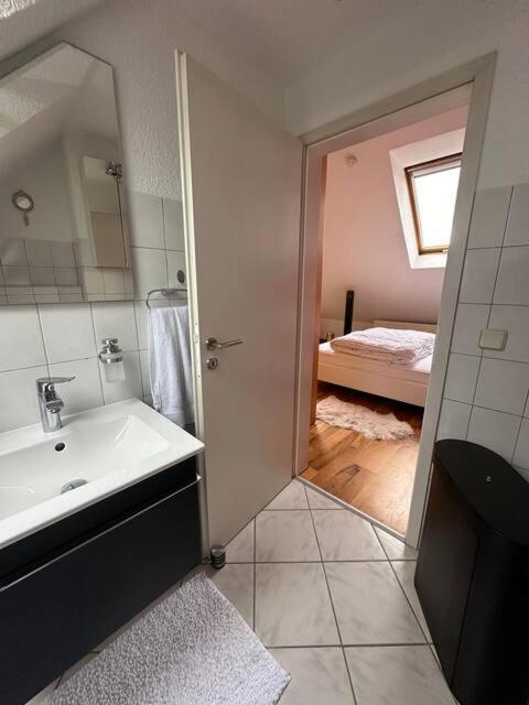 Zentrale Maisonette Mit Buero & Parkplatz Griesheim  Buitenkant foto