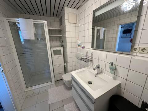 Zentrale Maisonette Mit Buero & Parkplatz Griesheim  Buitenkant foto